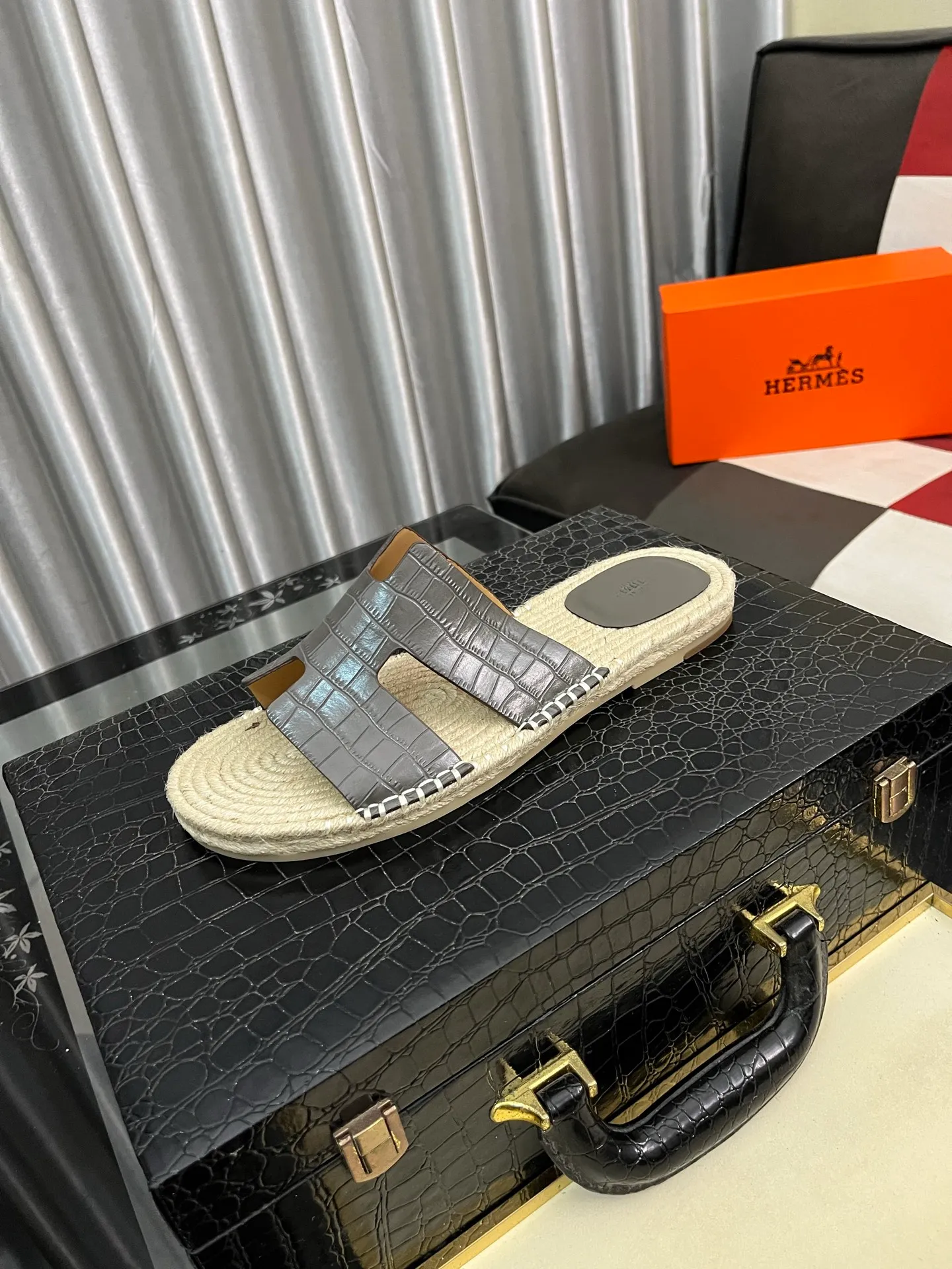 Men's shoes 💰340⌚️⌚️《HERMES》Hermes 💁♂️Men's casual slippers, compare the quality at the counter🧚🏿♂️ The upper layer has a stone pattern with clear texture, showing high-end, high-end, comfortable to wear and versatile. Purely hand-pulled, raw rubber breathable outsole, breathable and comfortable lambskin lining, 100% comfortable density, original rubber outsole wear-resistant code number 38-44. Can be customized 45-46-47
